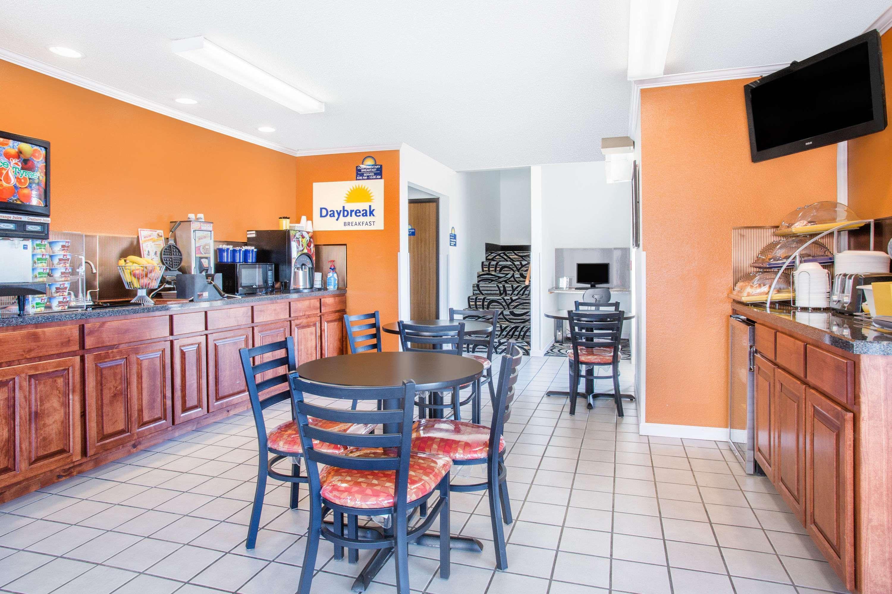 Days Inn By Wyndham Ogallala Bagian luar foto
