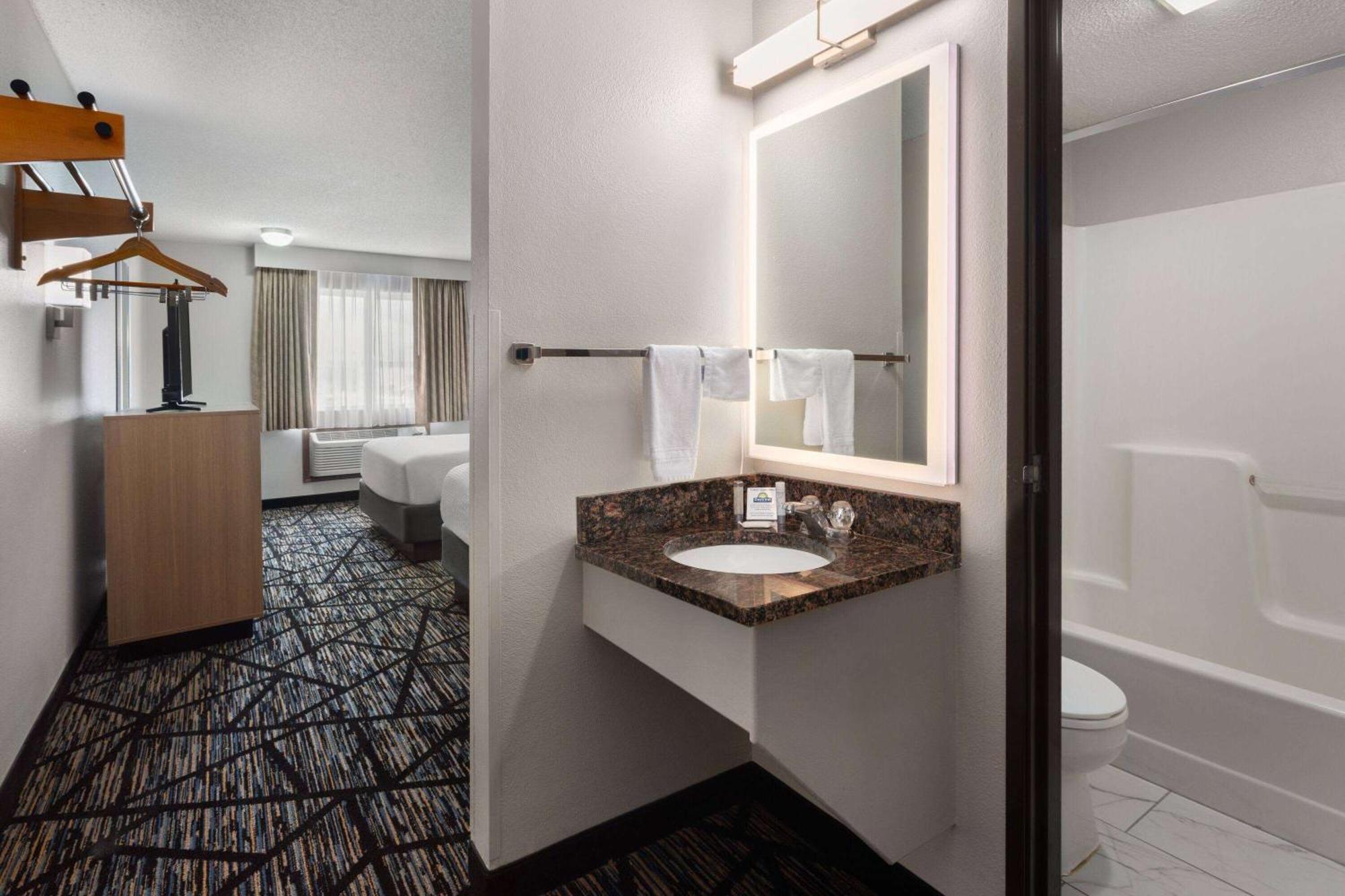 Days Inn By Wyndham Ogallala Bagian luar foto