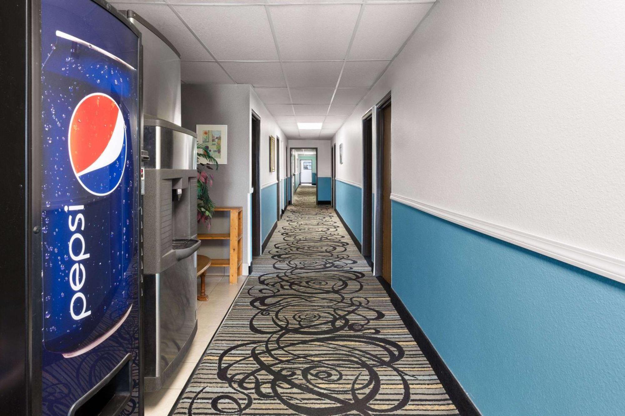 Days Inn By Wyndham Ogallala Bagian luar foto