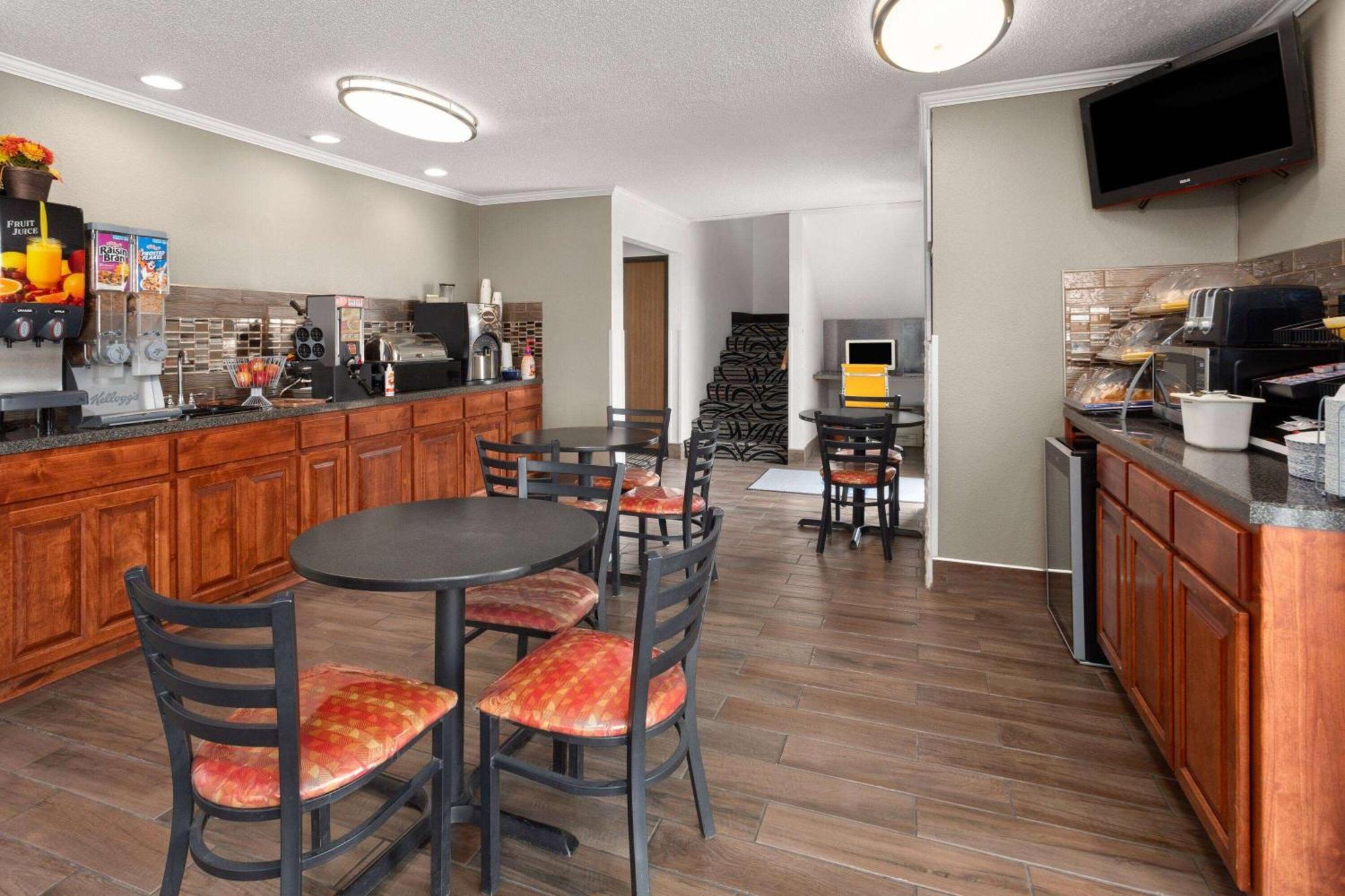 Days Inn By Wyndham Ogallala Bagian luar foto